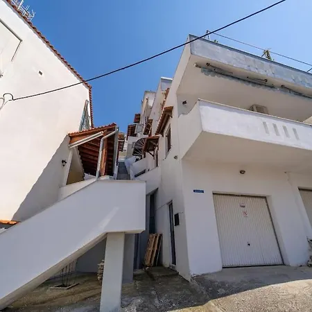 Apartment Semiramis With View / Sleeps 9 Adults