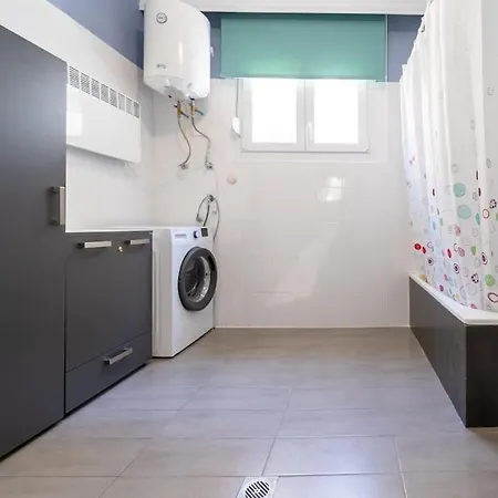 Semiramis With View / Sleeps 9 Adults